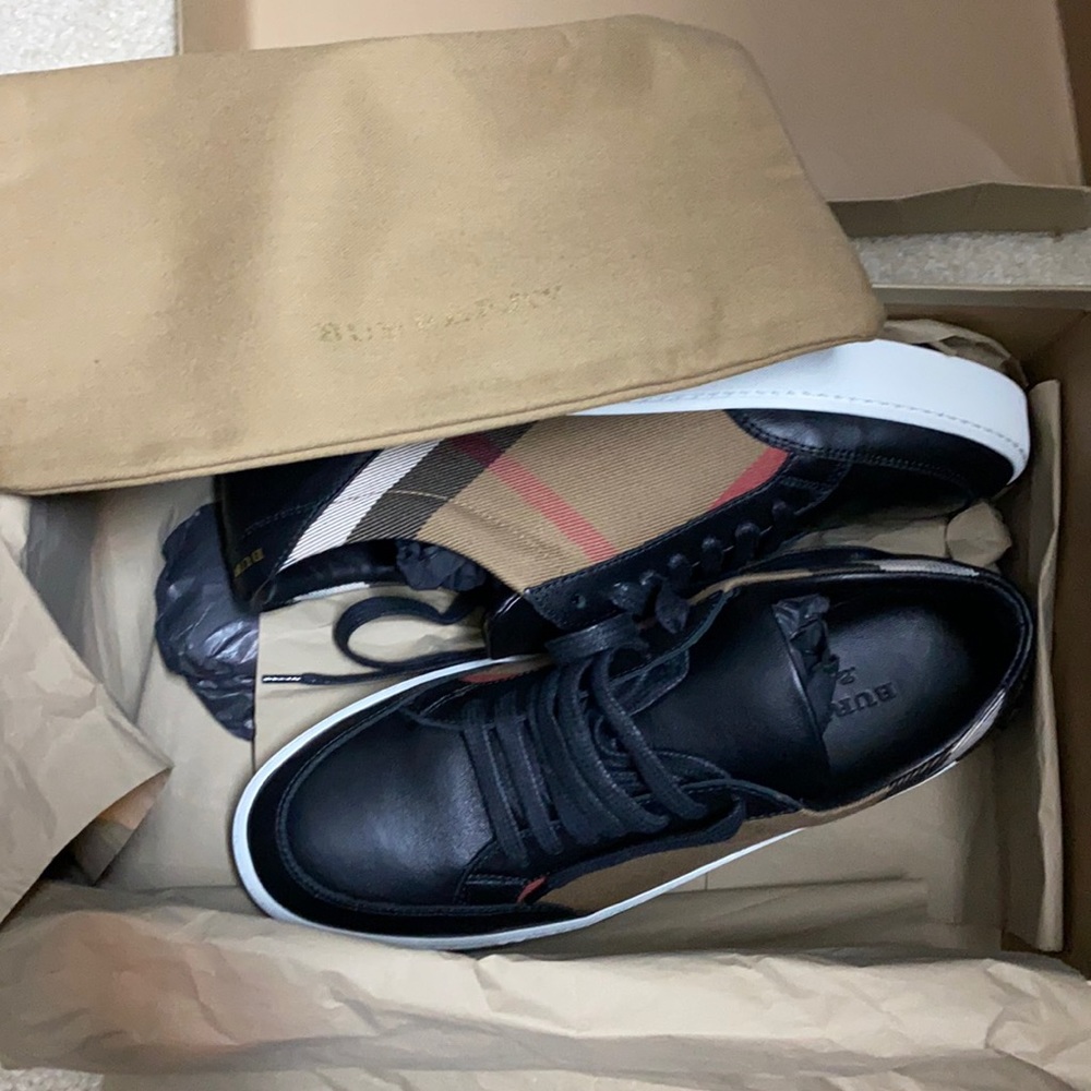 Burberry lace up sneakers
